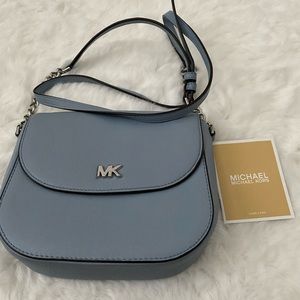 MICHAEL KORS Crossbody,Periwinkle,Silver Hardware, Like New, Pocket & 3 CC Slots
